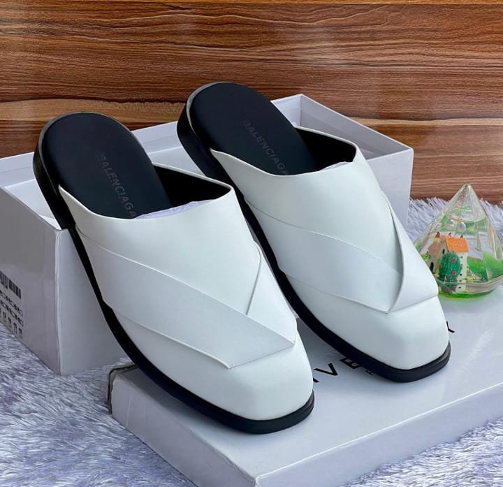 Versace high quality pure white shoe.