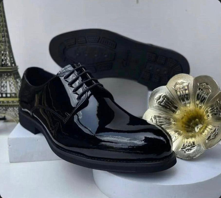 Clark's glossy lace up